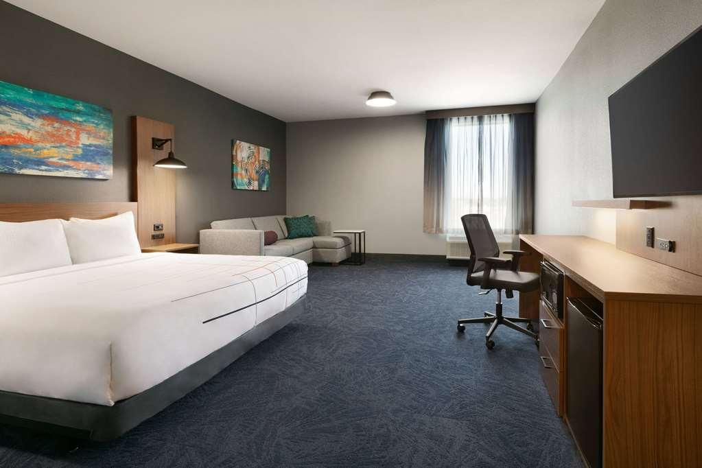 La Quinta Inn & Suites By Wyndham College Station North Room photo