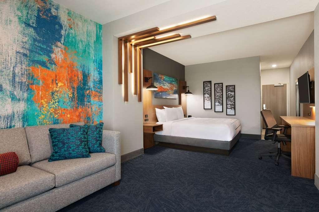 La Quinta Inn & Suites By Wyndham College Station North Room photo