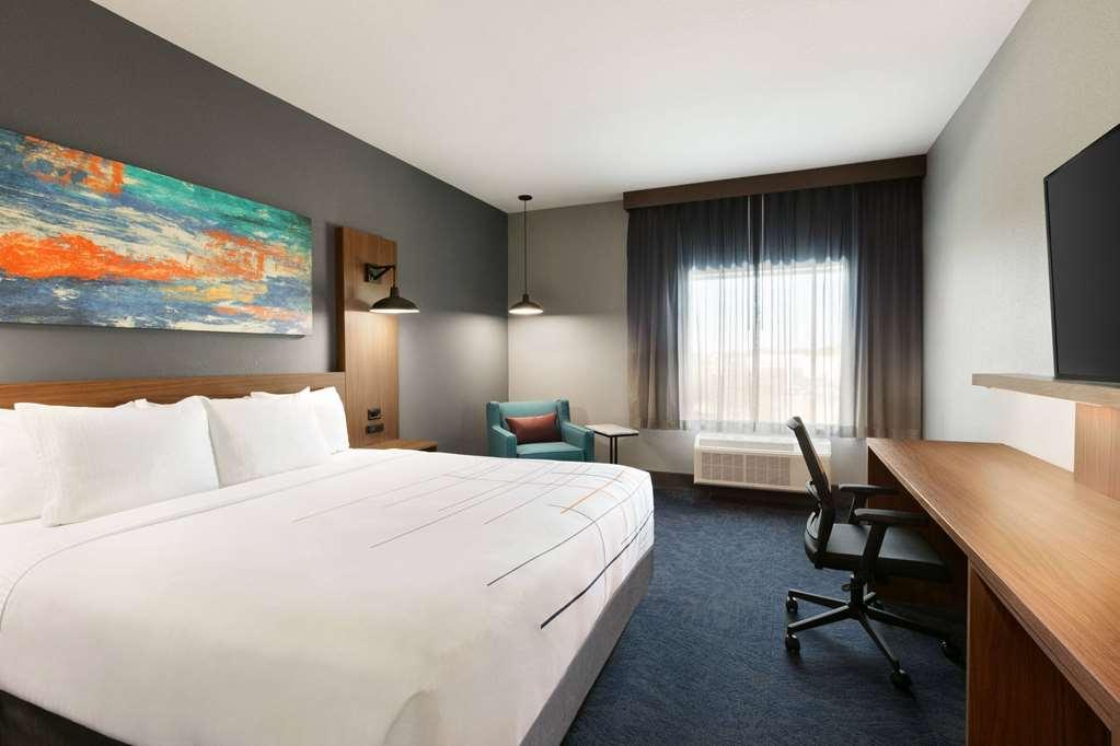 La Quinta Inn & Suites By Wyndham College Station North Room photo