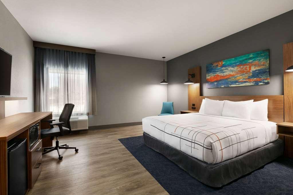 La Quinta Inn & Suites By Wyndham College Station North Room photo