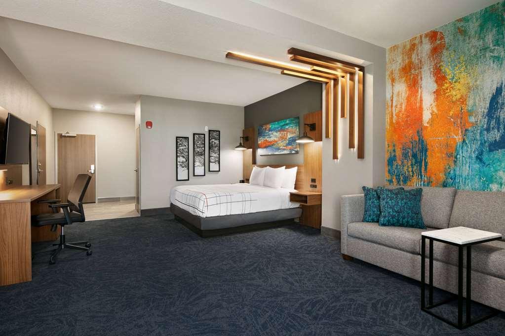 La Quinta Inn & Suites By Wyndham College Station North Room photo